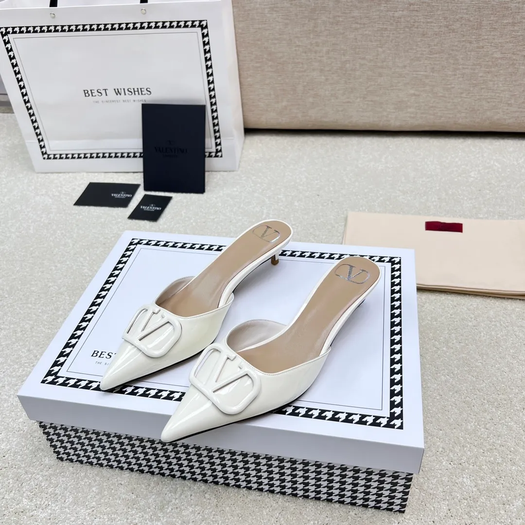 👟👟Ex-factory price 500👟👟 VALENTINO latest V Logo buckle back empty slippers 🔥🔥🔥 🕳️🕳️🕳️ Exclusive original 1-1 development, no goods without the original 〰 ɪɴѓᴏʀᴍᴀᴛɪᴏɴ 〰 Buckle: V-LoGo leather buckle Material: Imported patent leather Lining: full-grain sheepskin Outsole: Italian through-dyed cowhide Midsole: Italian original craft material Process: computer stitching, machine shaping Heel height: 4.0/8cm Made in Italy 🇮🇹 Ready-made code: 35 36 37 38 39 Ready-made custom code: 34 40 41 Delivery period 1-3 days Not retreating